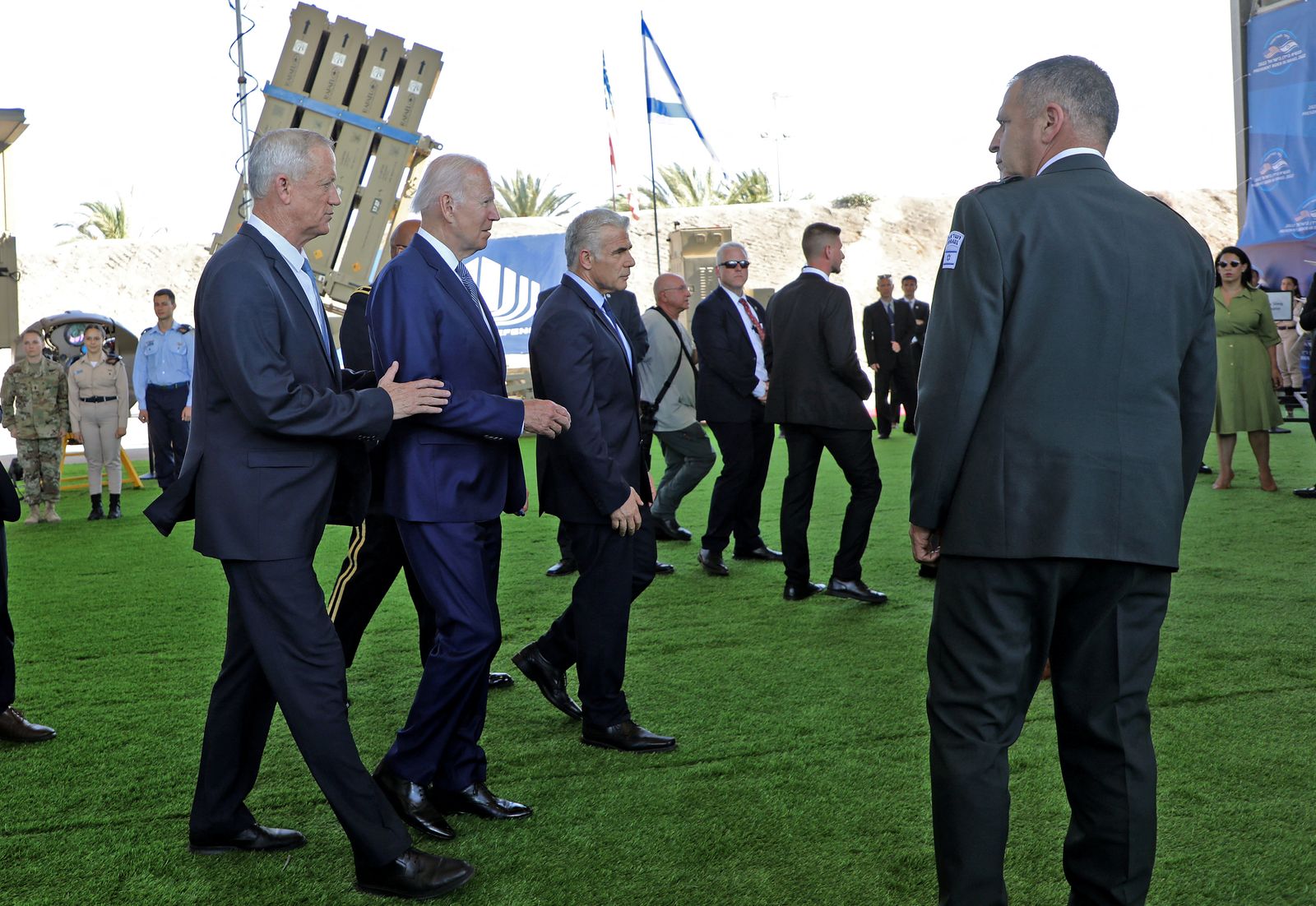 الرئيس الأميركي جو بايدن يتوسط رئيس الوزراء الإسرائيلي يائير لبيد ووزير الدفاع الإسرائيلي بيني جانتس خلال تفقدهم منظومة 