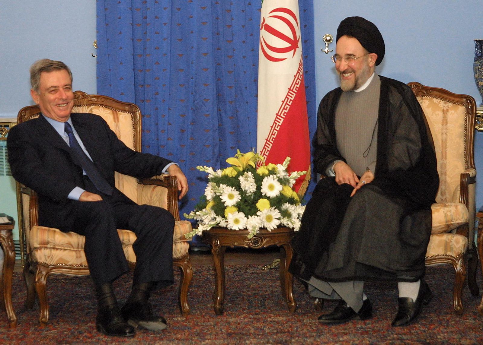 الرئيس الإيراني السابق محمد خاتمي يلتقي نائب الرئيس السوري السابق عبد الحليم خدام في طهران- 24 يوليو 2001 - AFP