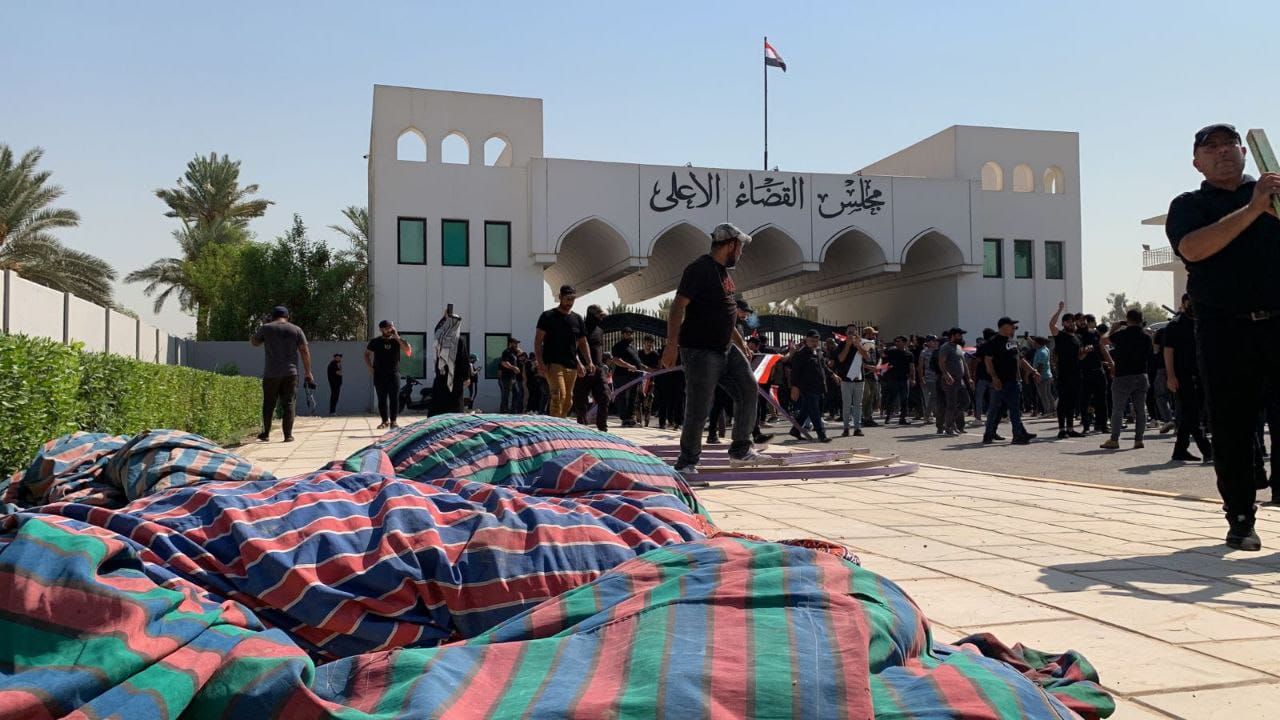 متظاهرون أغلبهم من أنصار التيار الصدري يعتصمون أمام مقر مجلس القضاء الأعلى في بغداد. 23 أغسطس 2022 - الشرق