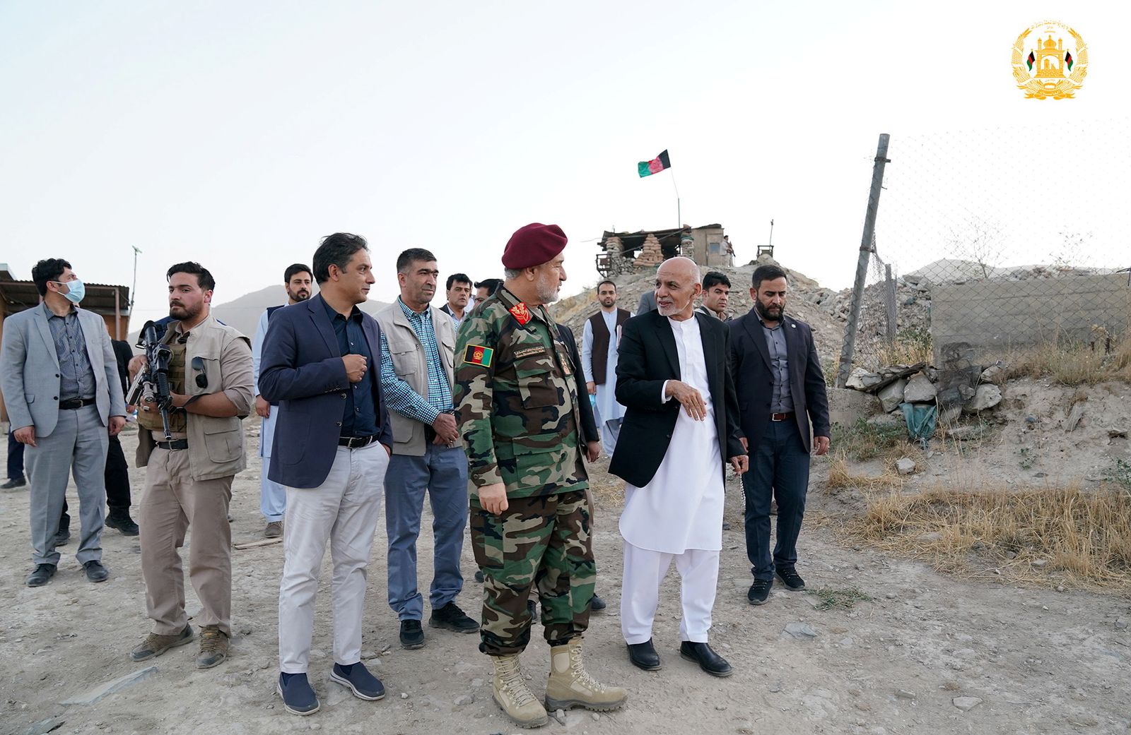 الرئيس الأفغاني أشرف غني ووزير الدفاع بالإنابة بسم الله خان محمدي، يزوران الفيلق العسكري في كابول -  14 أغسطس 2021 - via REUTERS