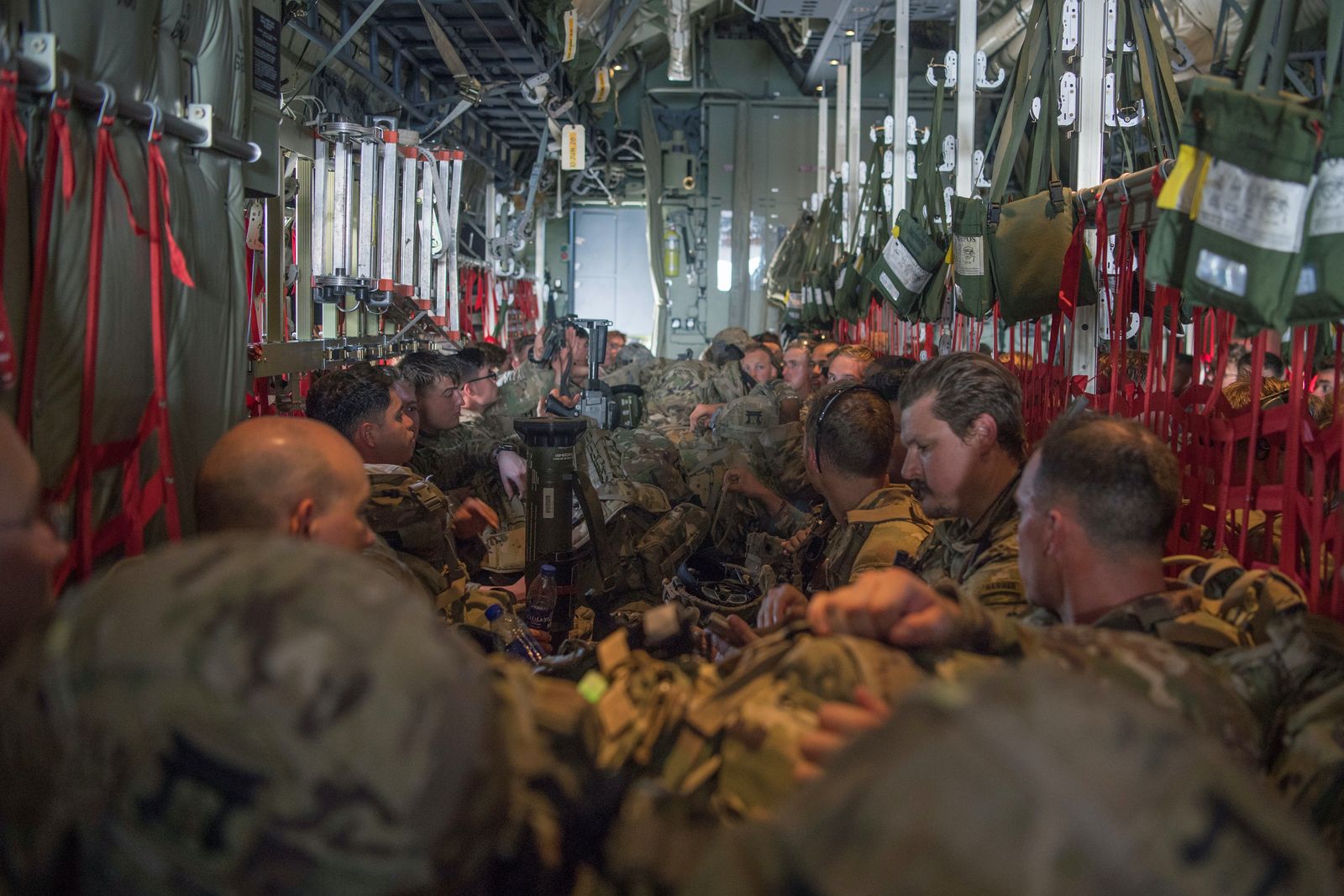 عدد من الجنود الأميركيين ينفذون مهمة تهدف إلى تعزيز الأمن في مطار ماندا باي في كينيا - via REUTERS