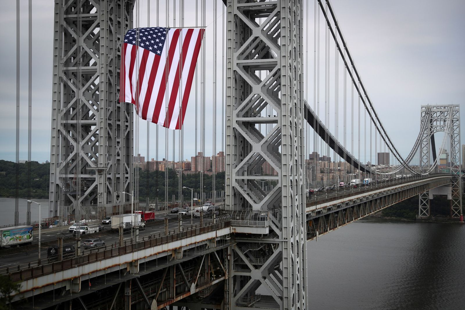 علم الولايات المتحدة يرفرف فوق جسر جورج واشنطن بين نيويورك ونيوجيرسي - REUTERS