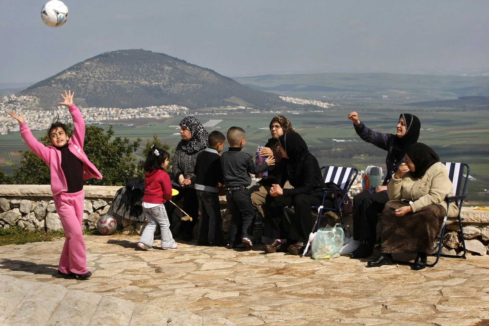 أسرة فلسطينية في مدينة الناصرة في الجليل. - AFP