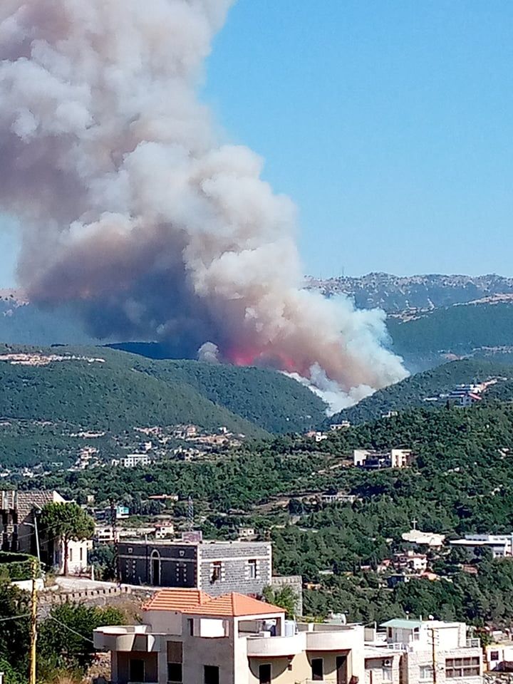 صورة انتشرت على مواقع التواصل الاجتماعي تظهر الدخان المتصاعد من حريق في منطقة القبيّات شمال لبنان - 28 يوليو 2021 - Mouarbes Jean via REUTERS