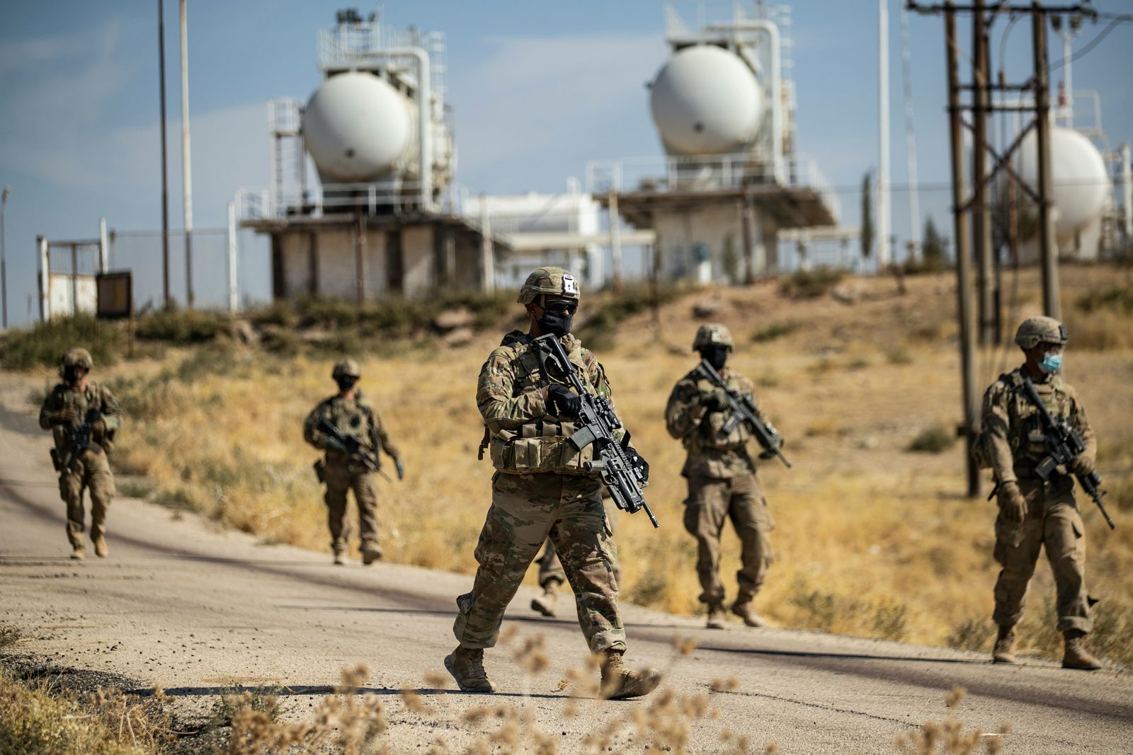 جنود أميركيون خلال عملية عسكرية بالقرب من منشأة نفط في منطقة المالكية بالحسكة في سوريا 27 أكتوبر 2020 - AFP