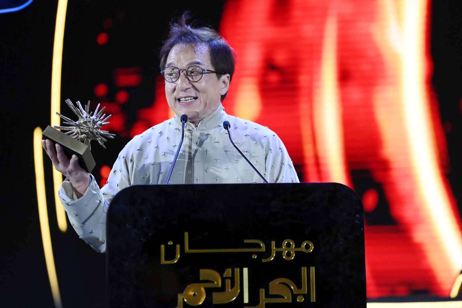 الممثل والمخرج الصيني جاكي شان خلال تكريمه بجائزة اليسر الذهبية لإنجاز العمر في الدورة الثانية لمهرجان البحر الأحمر السينمائي - جدة- السعودية - 8 ديسمبر 2022 - المكتب الإعلامي للمهرجان