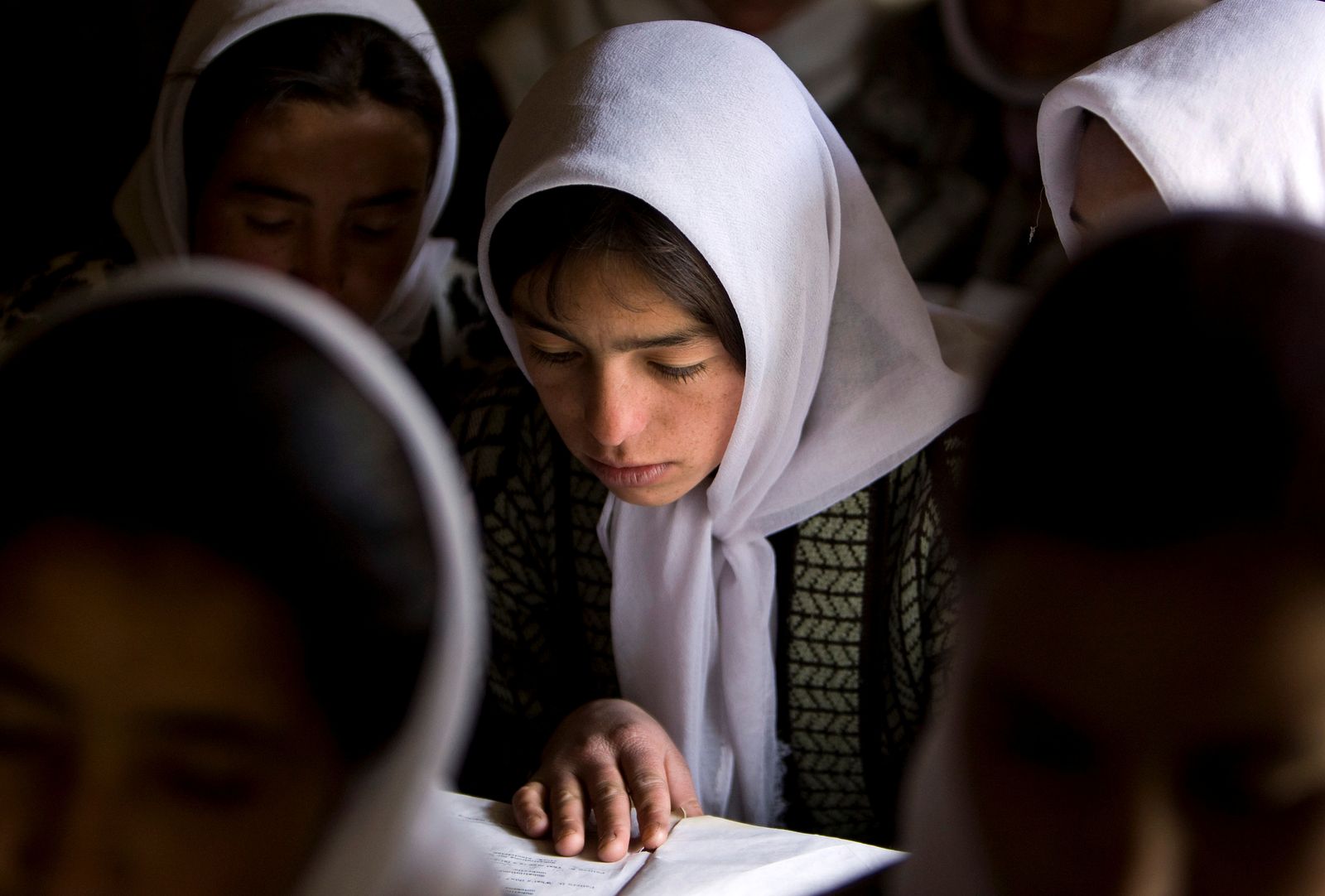 فتيات أفغانيات خلال حصة في مدرسة ثانوية للبنات في مقاطعة بدخشان - 23 أبريل 2008 - REUTERS