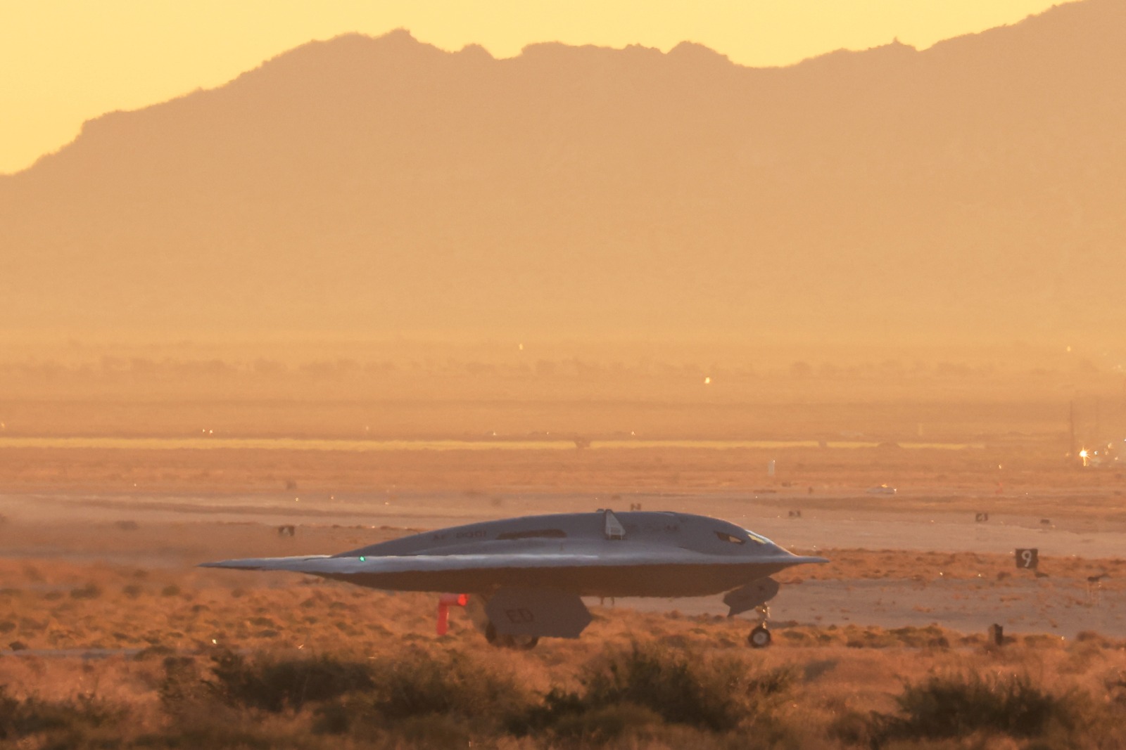 قاذفة القنابل النووية الشبحية الأميركية B-21 Raider تجري اختبار طيران في كاليفورنيا. 10 نوفمبر 2023