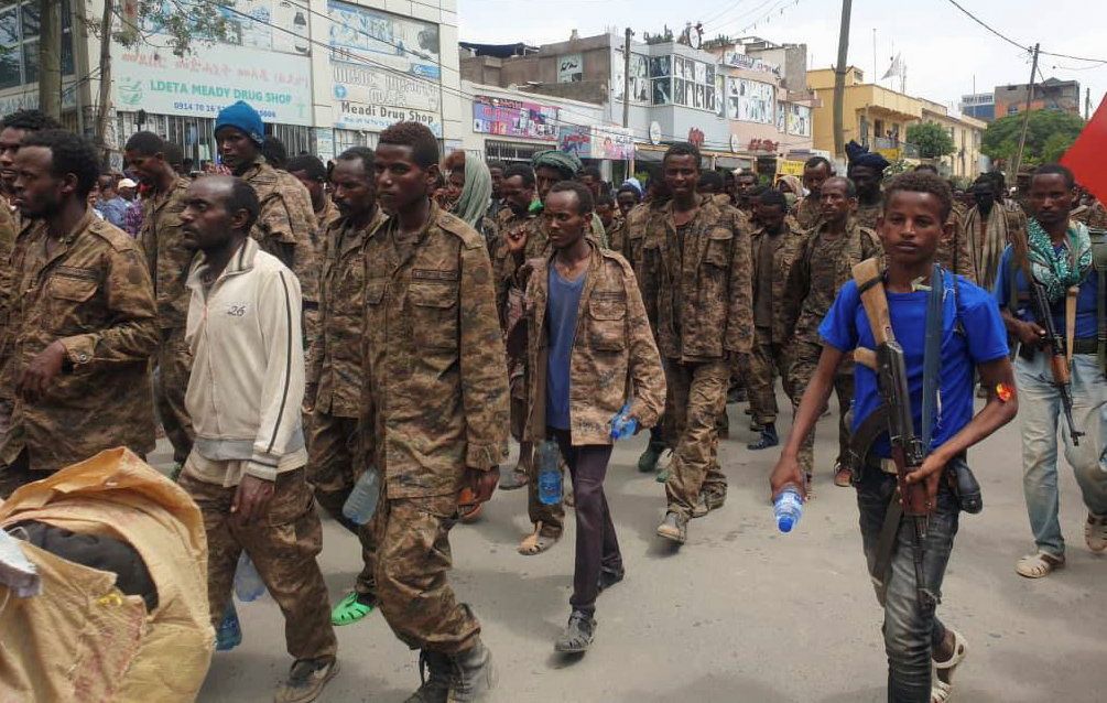جنود إثيوبيون أسرى يسيرون في شوارع ميكيلي عاصمة إقليم تيغراي - 2 يوليو 2021 - REUTERS