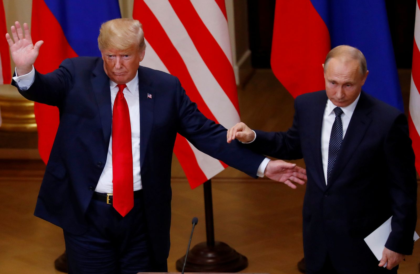الرئيس الروسي فلاديمير بوتين ونظيره الأميركي السابق دونالد ترمب، خلال لقائهما في هلسنكي - 16 يوليو 2018 - REUTERS