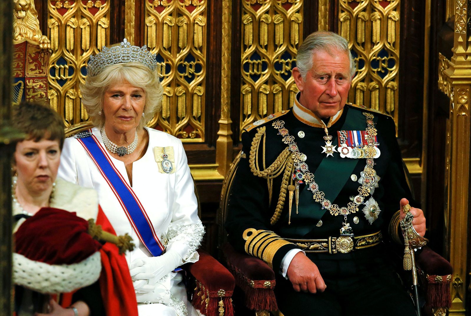 الأمير تشارلز وزوجته كاميلا دوقة كورنوال ينتظران الملكة إليزابيث لإلقاء خطابها في مجلس اللوردات، خلال الافتتاح الرسمي للبرلمان في قصر وستمنستر في لندن، بريطانيا- 27 مايو 2015. - REUTERS