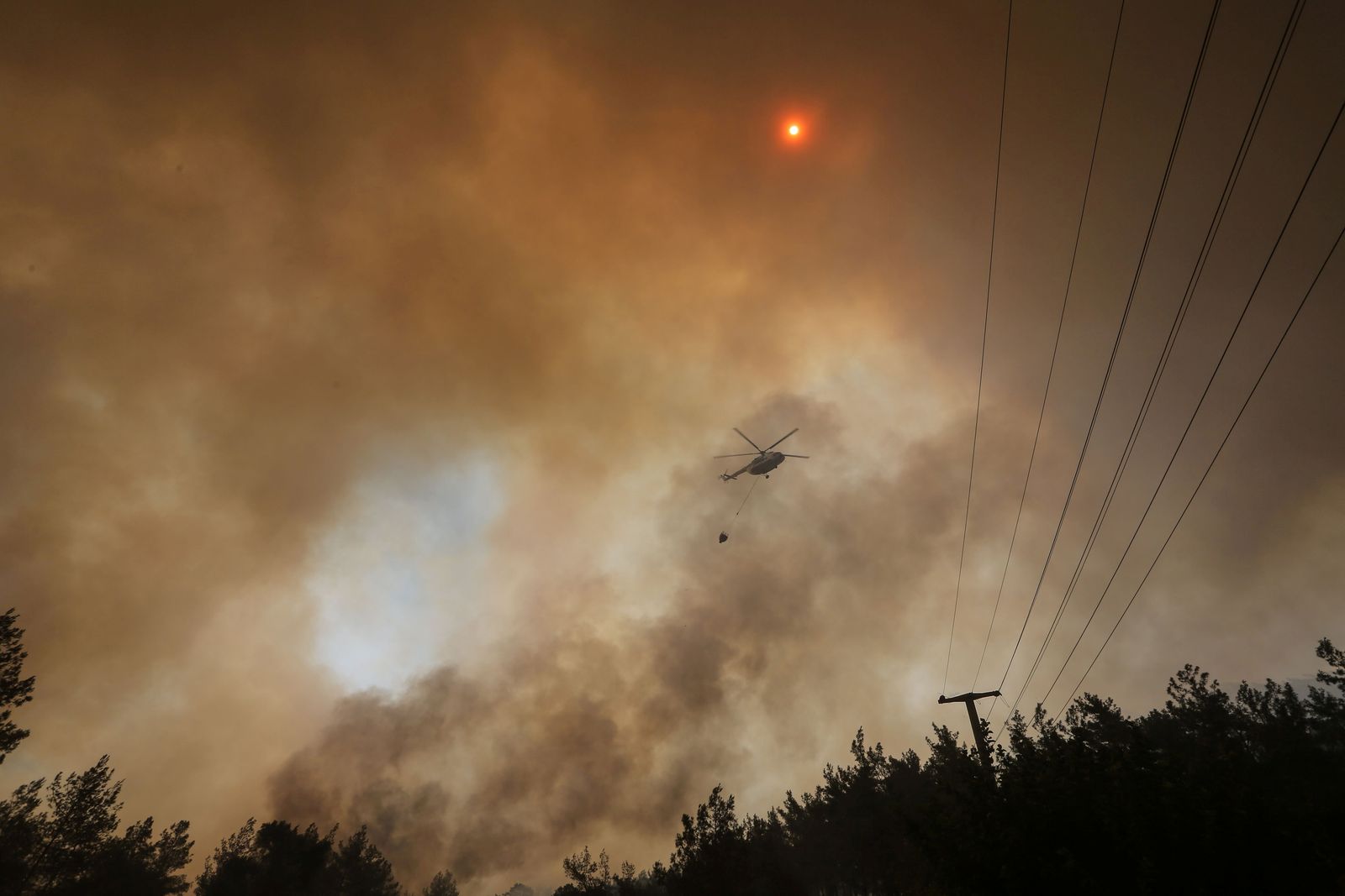 مروحية هليكوبتر تحاول إخماد حريق غابة مرمريس في تركيا-  30 يوليو 2021 - REUTERS