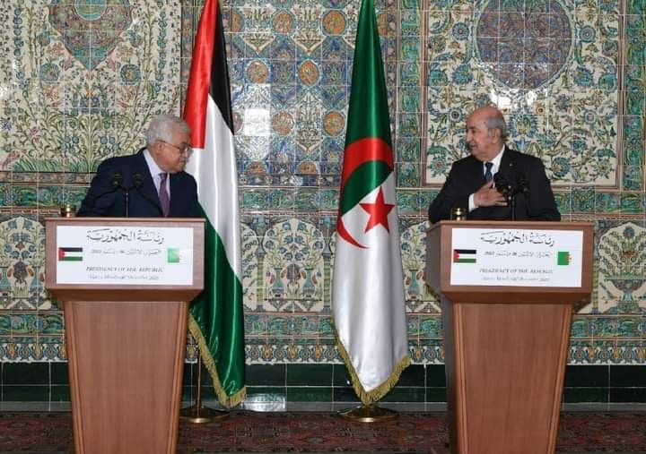 الرئيس الجزائري عبد المجيد تبون والرئيس الفلسطيني محمود عباس خلال المؤتمر الصحافي المشترك - وكالة الأنباء الجزائرية