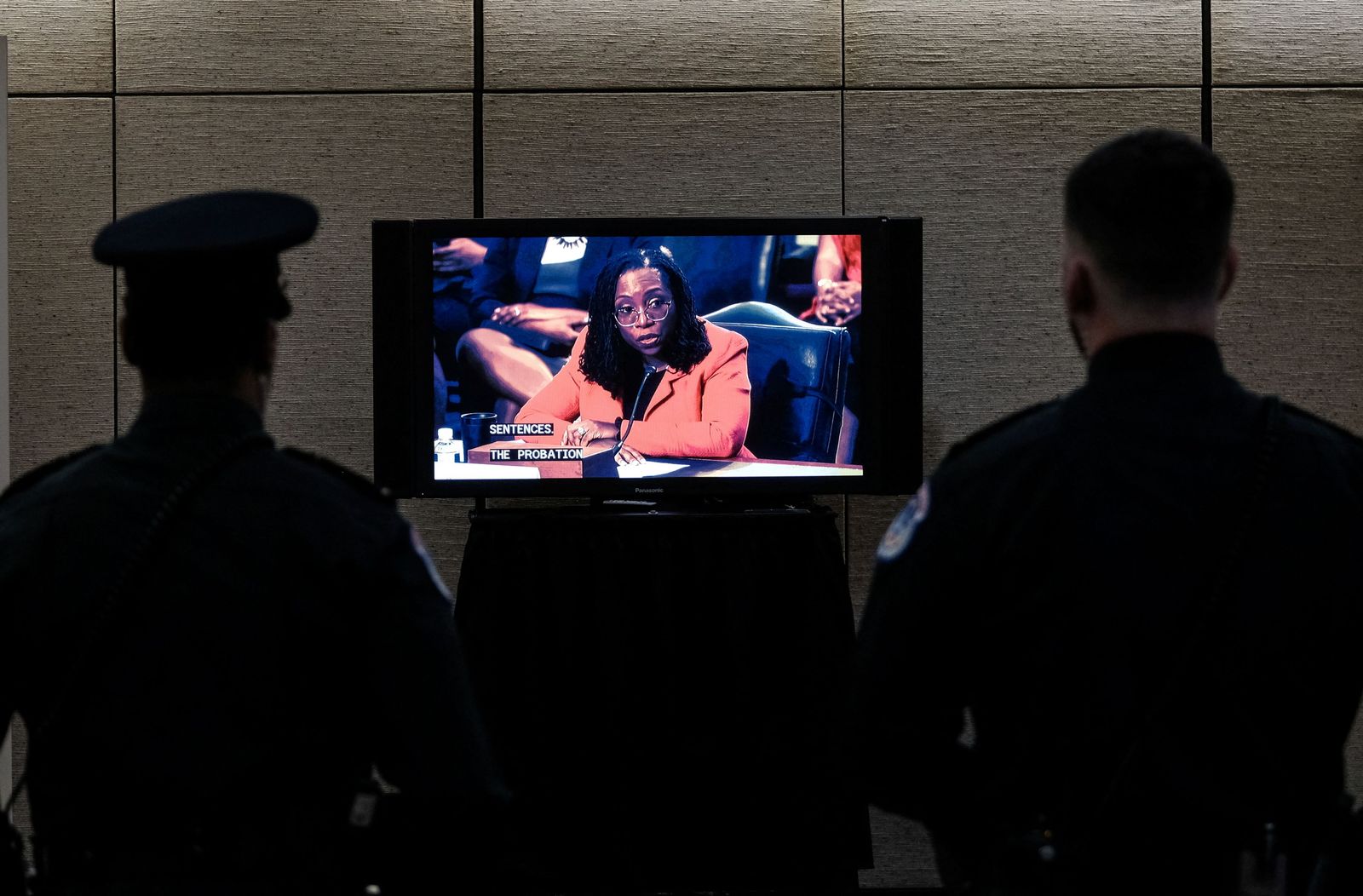 أعضاء من شرطة مبنى الكابيتول الأميركي يشاهدان جلسات الاستماع لقاضية كيتانجي براون جاكسون - 22 مارس 2022 - REUTERS
