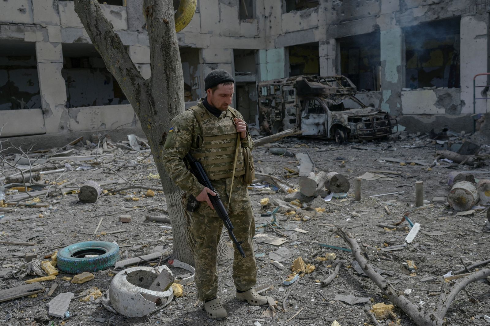 جندي أوكراني يقف في قرية زيليني هاي جنوب أوكرانيا قرب خيرسون - 1 أبريل 2022 - AFP
