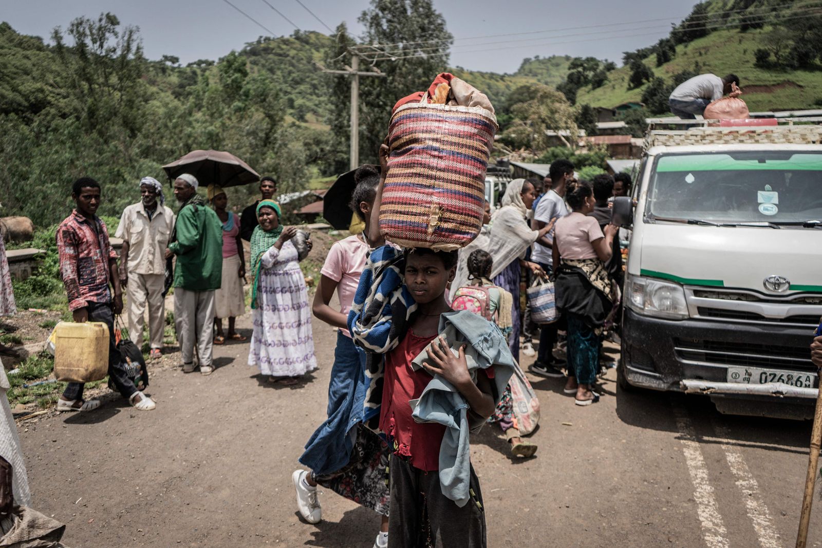 فتاة تحمل أغراضها وتغادر بعد معركة بين الجيش الإثيوبي ومقاتلي جبهة تحرير شعب تيجراي، إثيوبيا 16 سبتمبر 2021 - AFP
