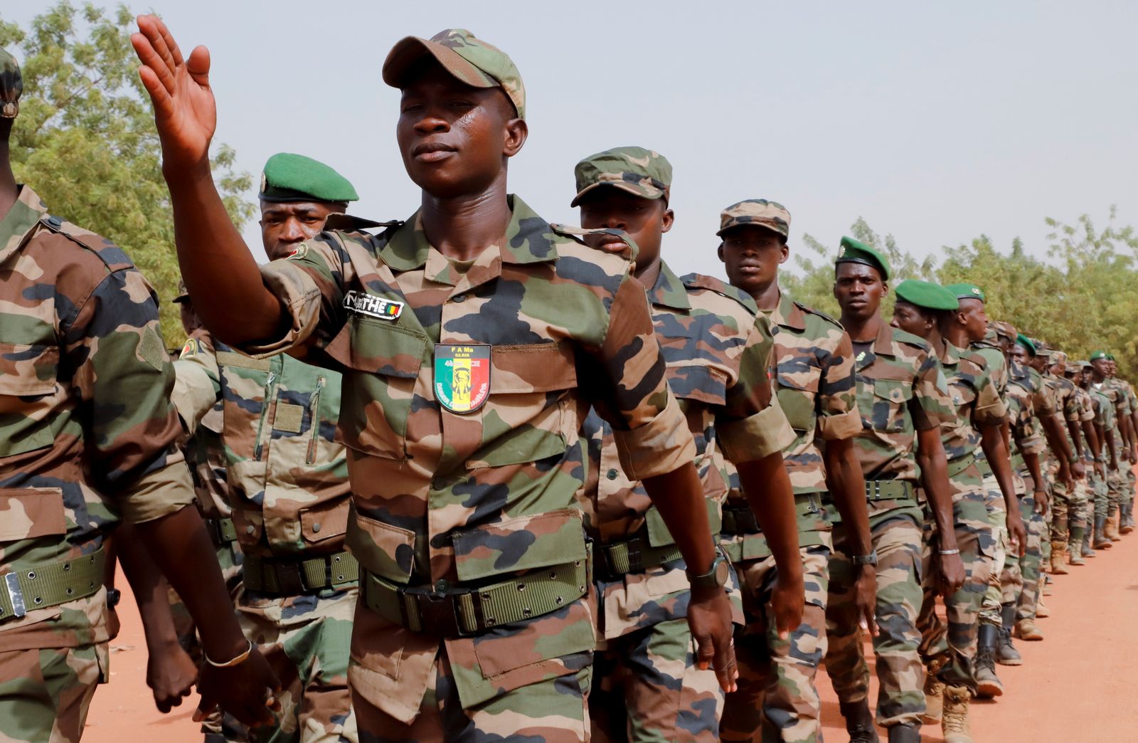 جنود ماليون ضمن مهمة الاتحاد الإفريقي لمحاربة الجماعات المسلحة في مخيم عسكري بمدينة موبتي بمالي 23 مارس 2021  - REUTERS