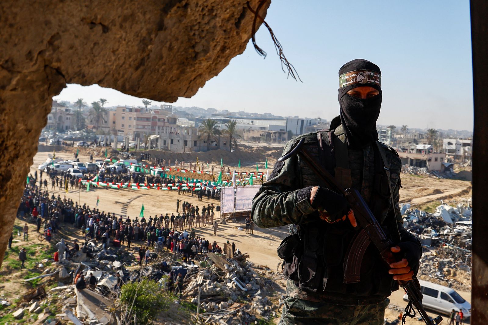 Palestinian Hamas militants stand guard on the day of the release of hostages held in Gaza since the deadly October 7, 2023 attack, as part of a ceasefire and a hostages-prisoners swap deal between Hamas and Israel in Khan Younis, in the southern Gaza Strip, February 15, 2025. REUTERS/Hatem Khaled