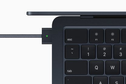 مخرج مغناطيسي للشحن MagSafe يصل جهاز Macbook Air الجديد - Apple