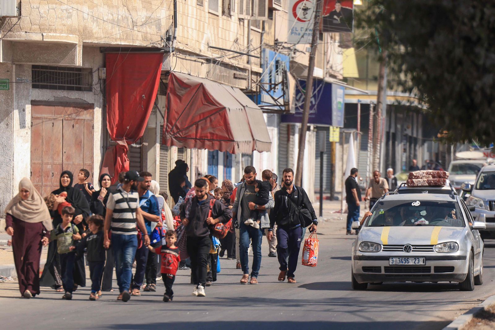 Palestinians with their belongings flee to safer areas in Gaza City after Israeli air strikes, on October 13, 2023. Israel has called for the immediate relocation of 1.1 million people in Gaza amid its massive bombardment in retaliation for Hamas's attacks, with the United Nations warning of 'devastating' consequences. (Photo by MOHAMMED ABED / AFP)