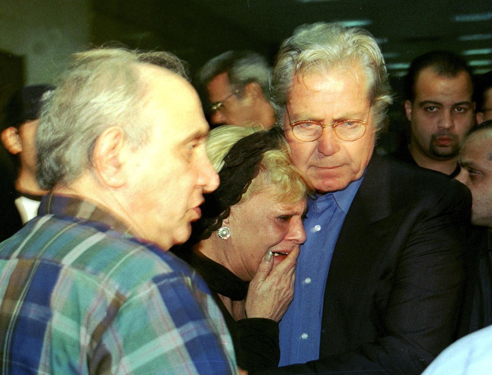 نادية لطفي تبكي في استقبال حثمان سعاد حسني في مطار القاهرة مع حسين فهمي والمخرج رأفت الميهي - AFP