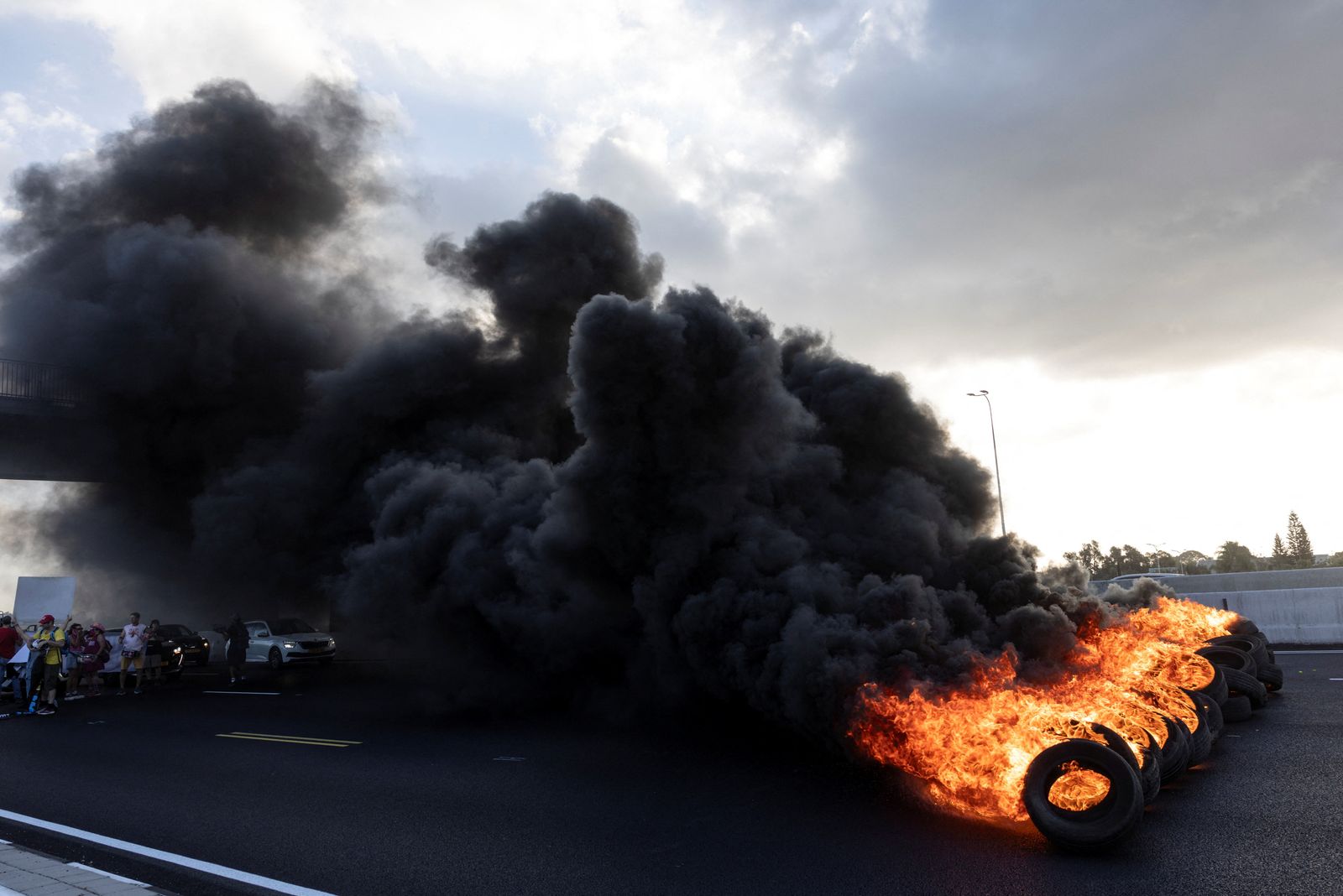 Protesters block a main road during a demonstration demanding the immediate end of the war and the release of all hostages who were kidnapped during the deadly October 7, 2023, attack on Israel by Hamas, in Yakum near Tel Aviv, Israel August 26, 2025. REUTERS/Nir Elias