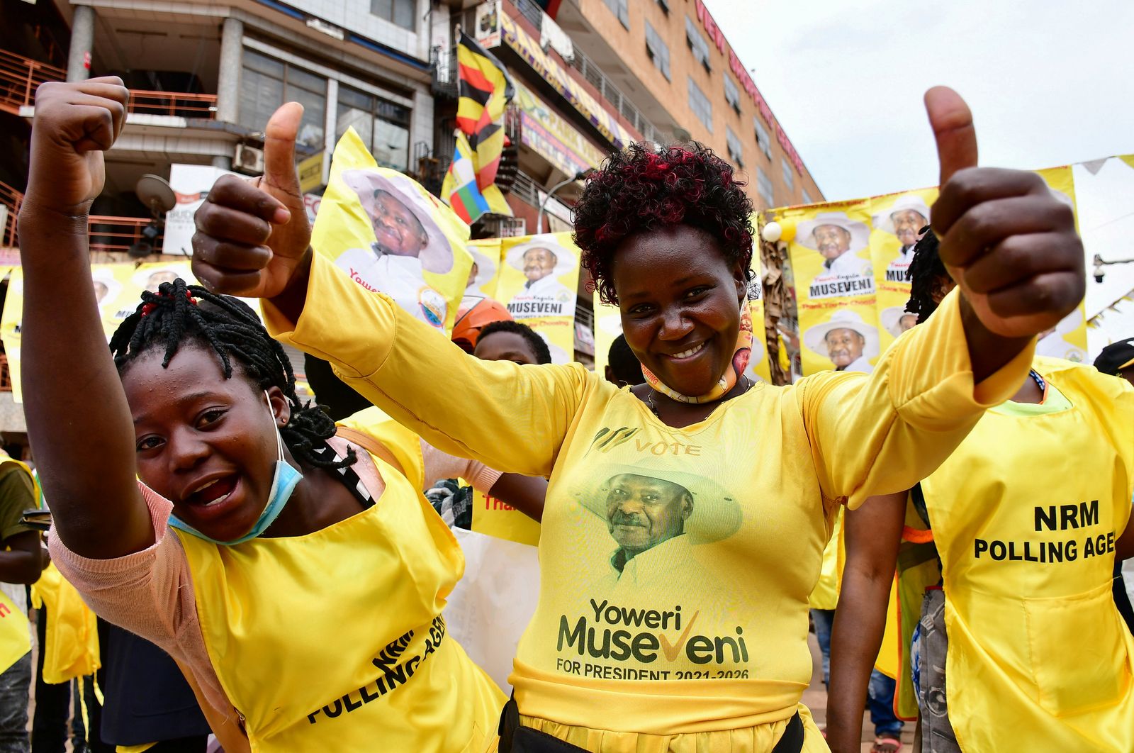يحتفلن في العاصمة كامبالا بإعلان فوز يوري موسيفيني في انتخابات الرئاسة بأوغندا - 16 يناير 2021 - REUTERS
