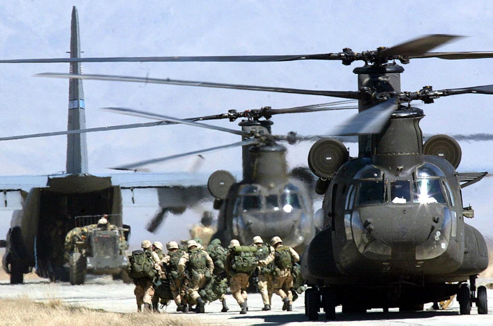 جنود أميركيون ينزلون من مروحية في قاعدة بجرام بأفغانستان. مارس 2002 - AFP