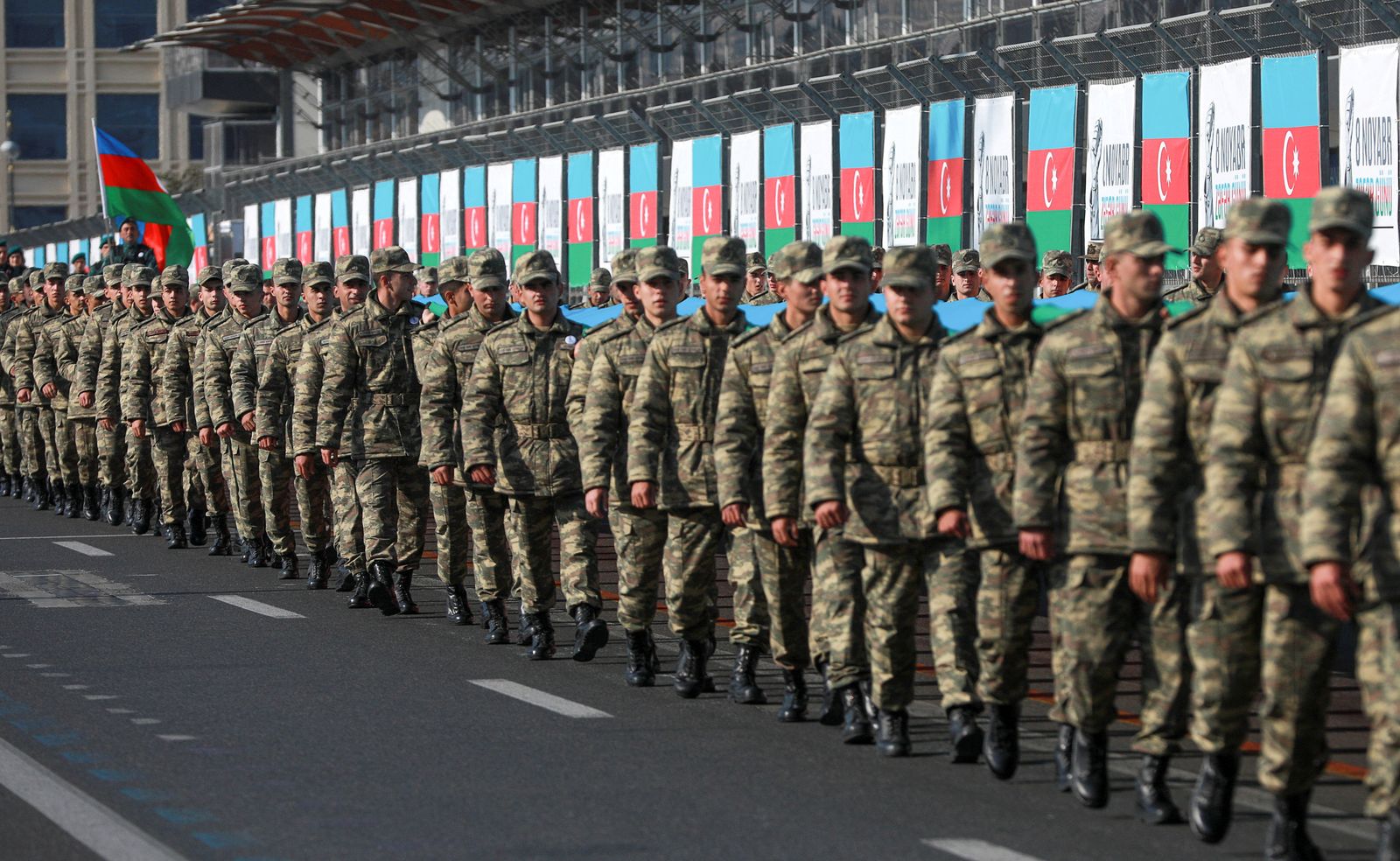 أفراد من الجيش الأذربيجاني خلال احتفال في باكو بالذكرى الـ2 لنهاية الصراع في ناجورنو قره باغ- 8 نوفمبر 2021 - REUTERS