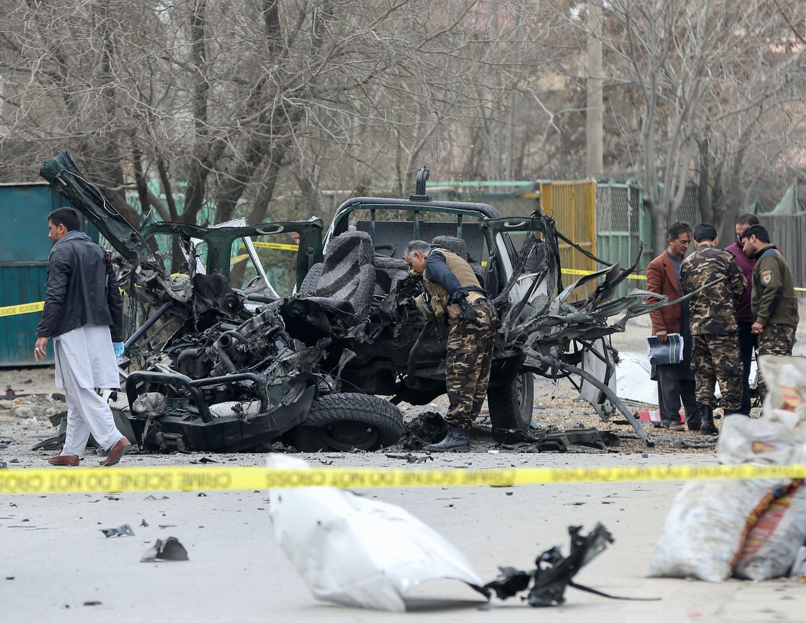 قوات أمن أفغانية تعاين موقع تفجير قنبلة في كابول - 20 فبراير 2021 - REUTERS