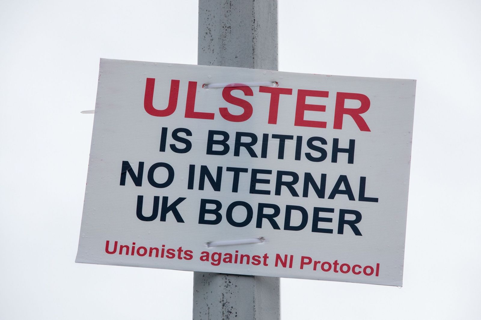 لافتة على عمود إنارة في إيرلندا الشمالية تؤكد أن الإفليم 