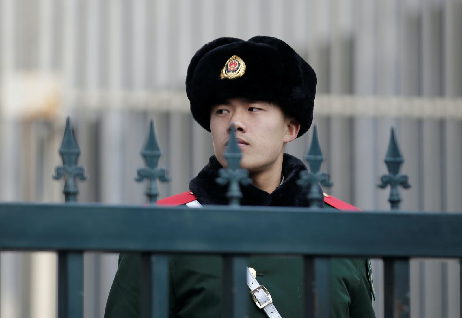 شرطي صيني أمام السفارة الأسترالية في بكين - 24 يناير 2019 - REUTERS