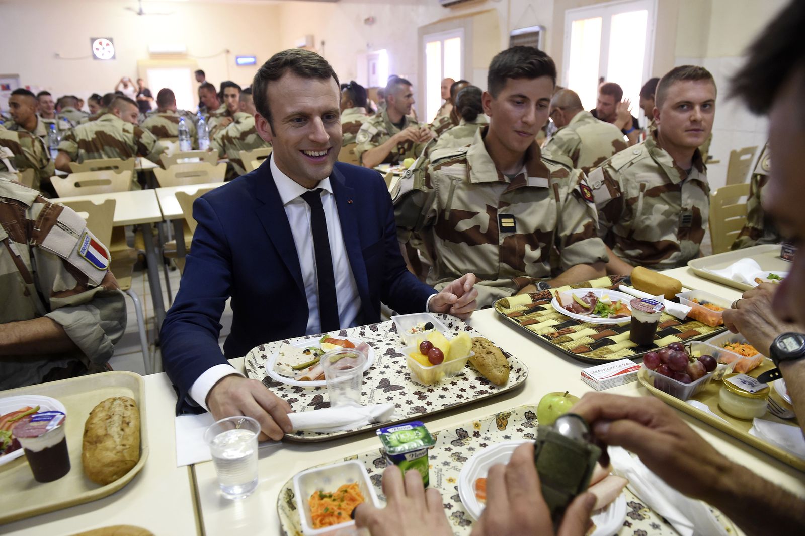 الرئيس الفرنسي إيمانويل ماكرون يتناول الطعام مع جنود فرنسيين في جاو شمال مالي - 19 مايو 2017 - REUTERS