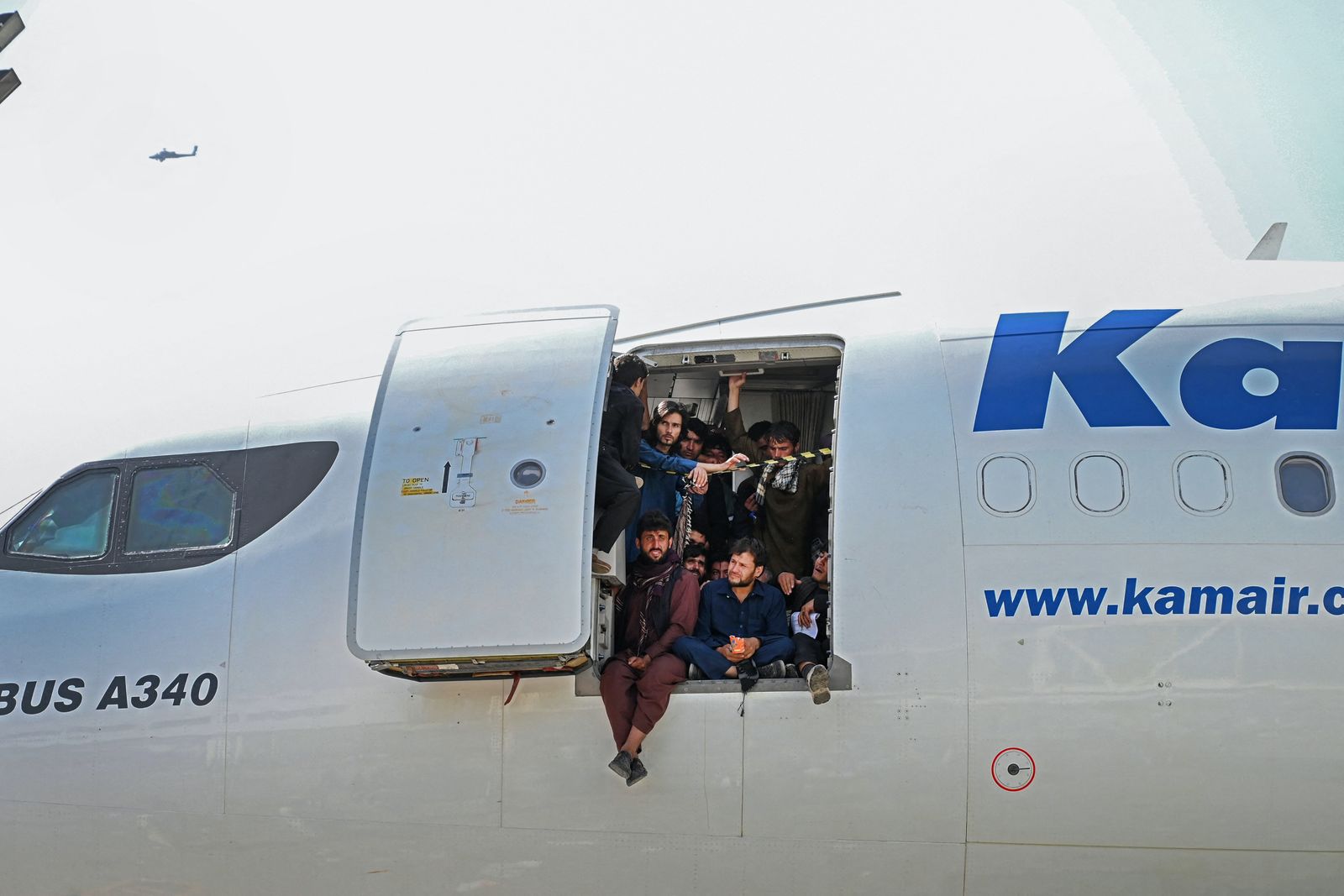 يصعد الأفغان على متن طائرة في مطار كابول - 16 أغسطس 2021 - AFP