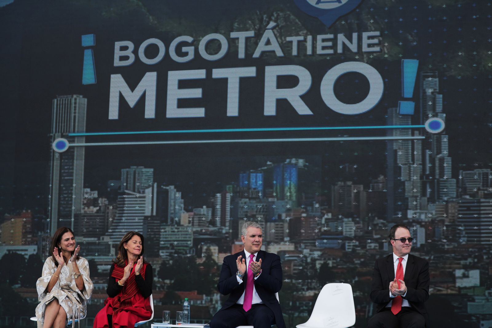 الرئيس الكولومبي إيفان دوكي (وسط) خلال تقديم مشروع مترو بوغوتا - 17 أكتوبر 2019 - REUTERS