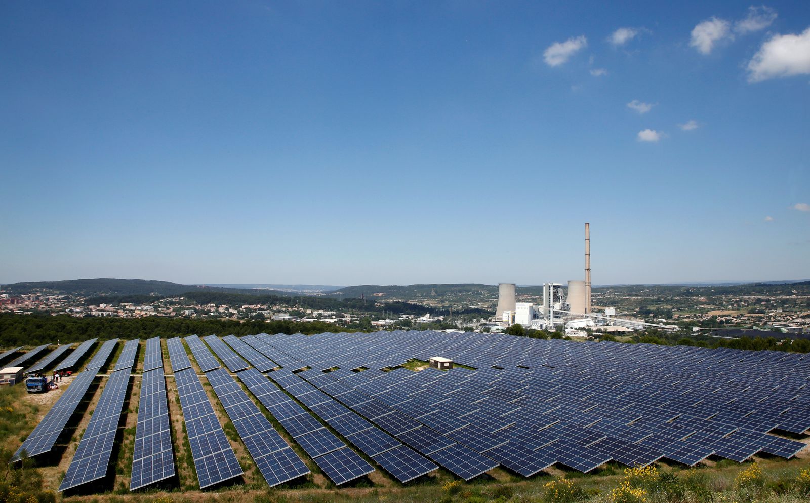 ألواح شمسية لإنتاج الطاقة المتجددة في بلدة غاردان جنوب فرنسا - REUTERS