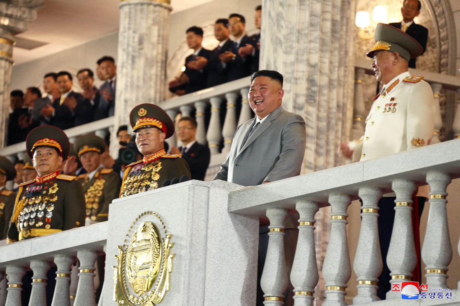 الرئيس الكوري الشمالي كيم جونغ أون مع عدد من قادة إدارته - via REUTERS