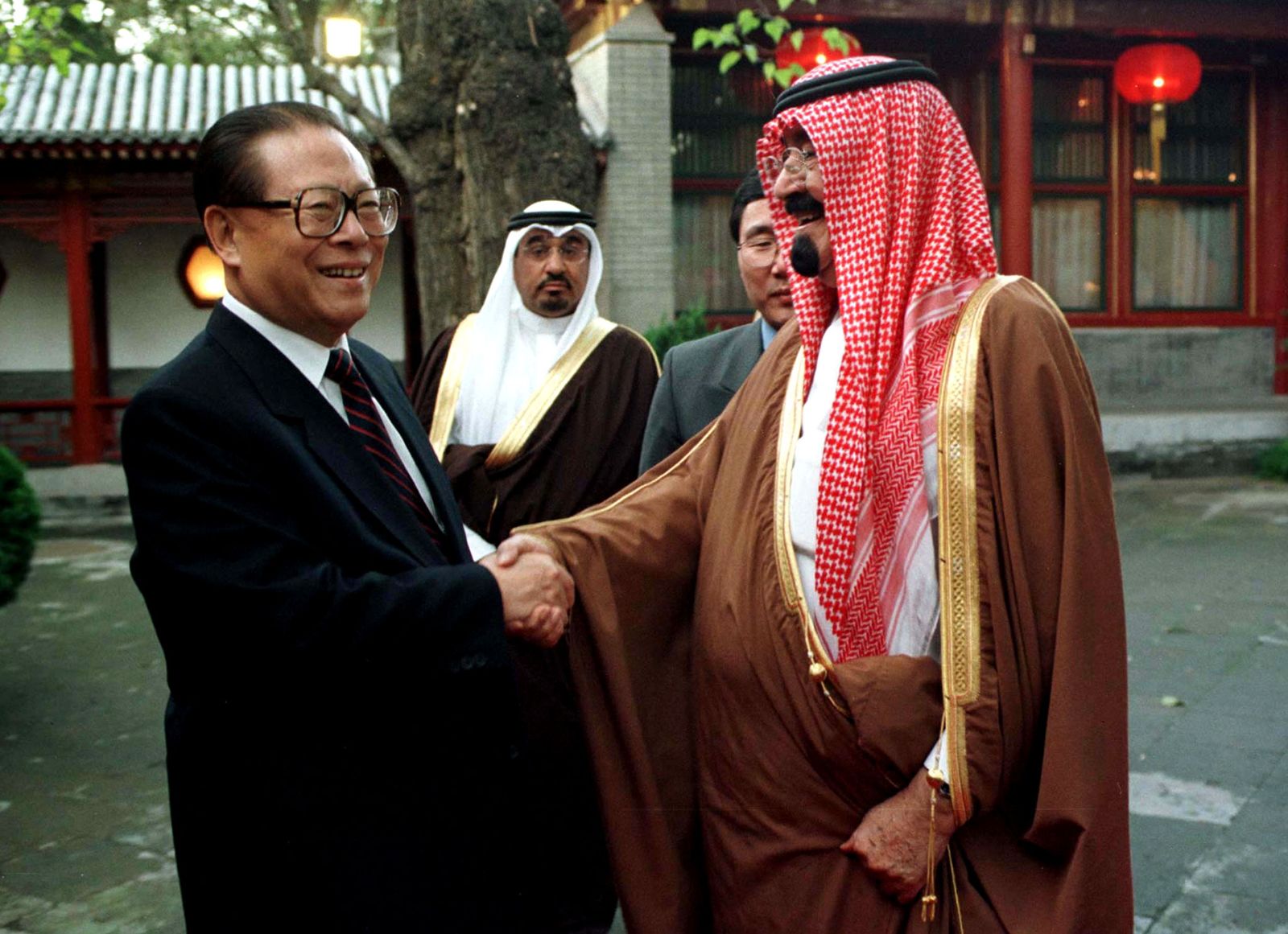 الرئيس الصيني جيانغ تسه مين يستقبل في بكين الملك عبد الله بن عبد العزيز حينما كان ولياً للعهد - 15 أكتوبر 1998 - AP
