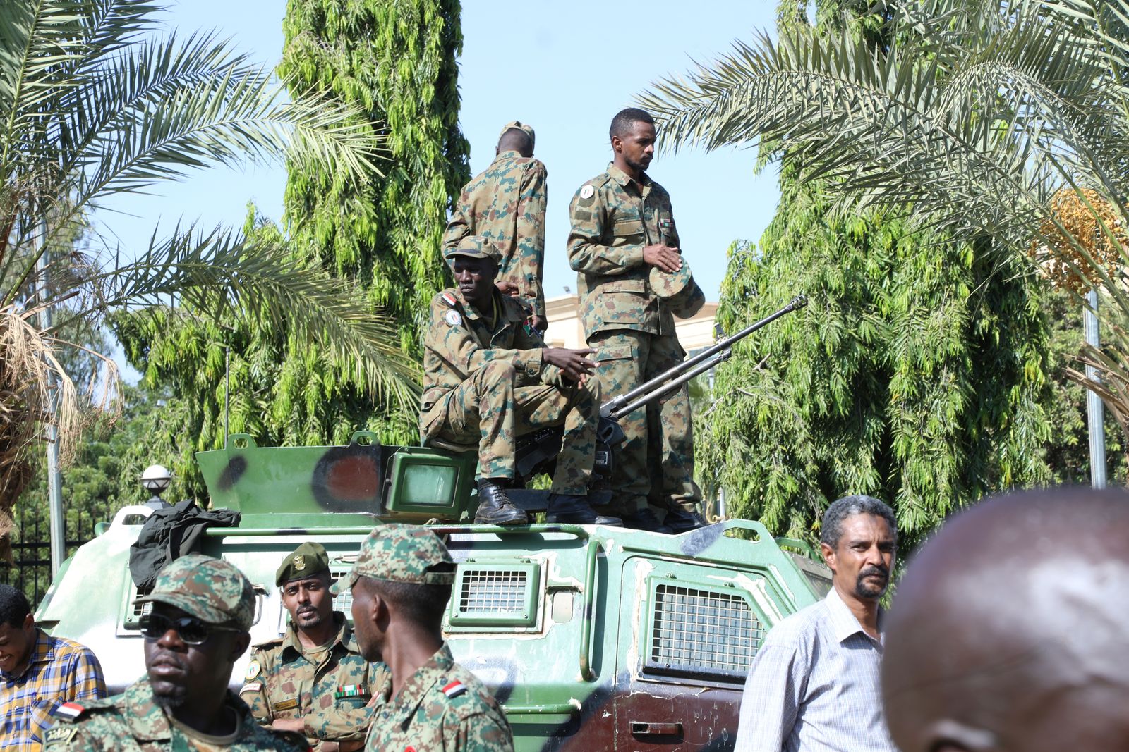 جنود سودانيون يحرسون القصر الرئاسي في الخرطوم. 16.10.2021 - REUTERS