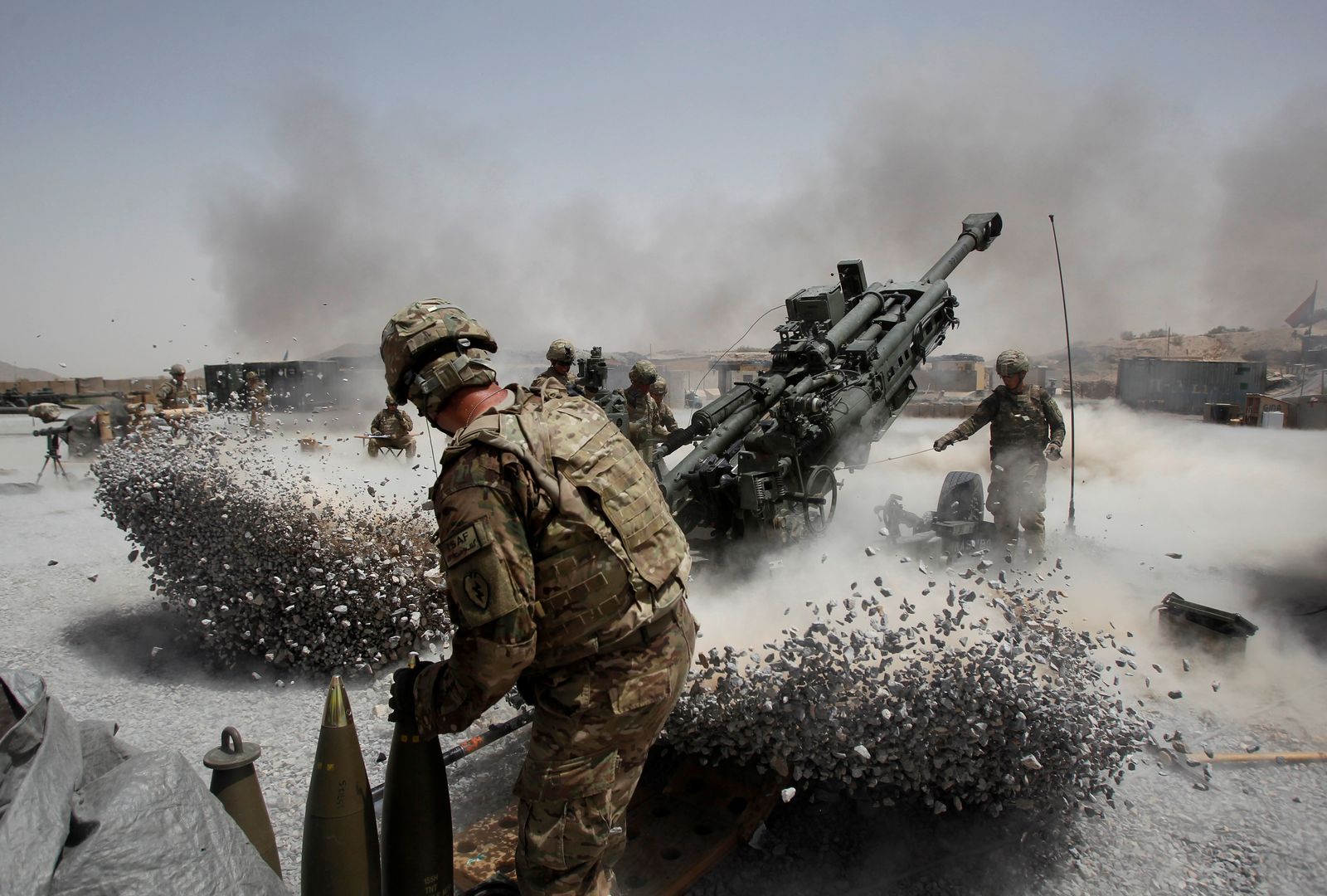 جنود أميركيون يطلقون مدفعية في قندهار - 12 يونيو 2011 - REUTERS