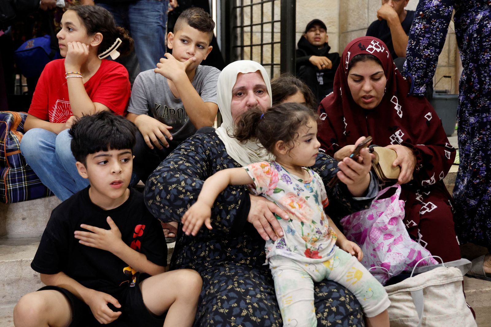 فلسطينيون يهربون من منازلهم بعد الهجوم الإسرائيلي على جنين ومخيمها في الضفة الغربية المحتلة. 3 يوليو 2023 - REUTERS