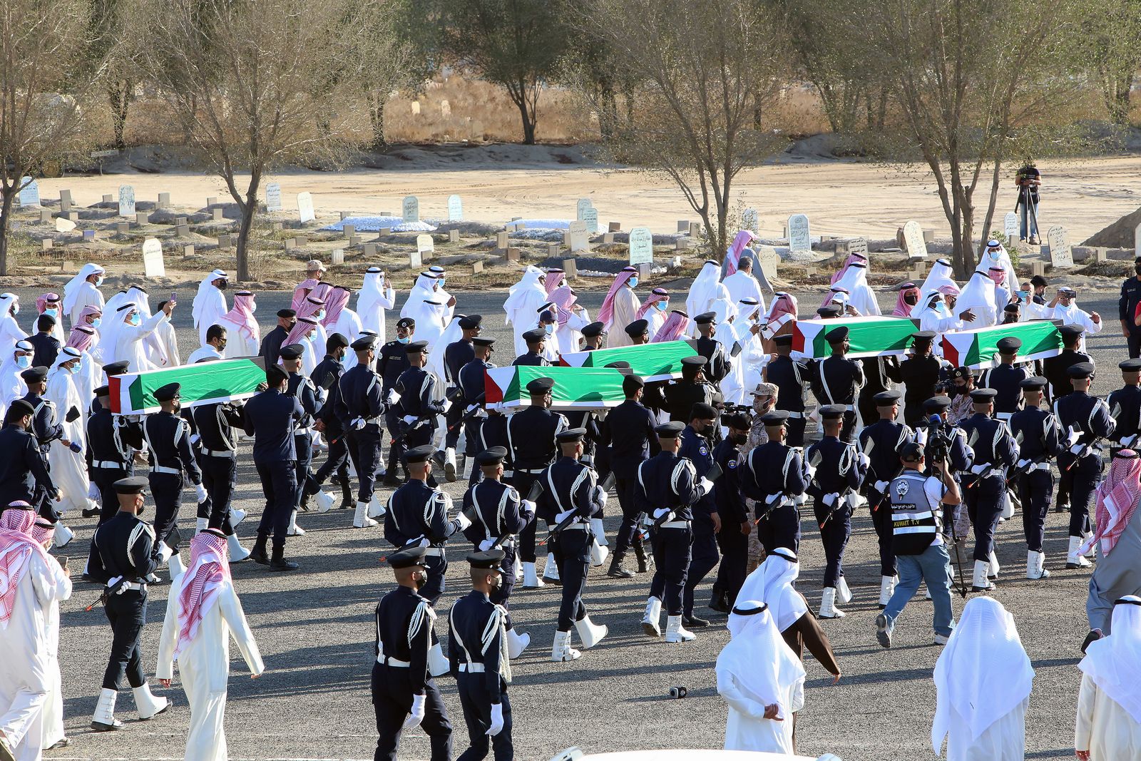 قوات الأمن الكويتية تحمل نعوش 5 أسرى تم العثور على رفاتهم في مقبرة جماعية بالعراق كما تم التعرف عليهم بعد اختبار الحمض النووي - 23 نوفمبر 2020 - AFP