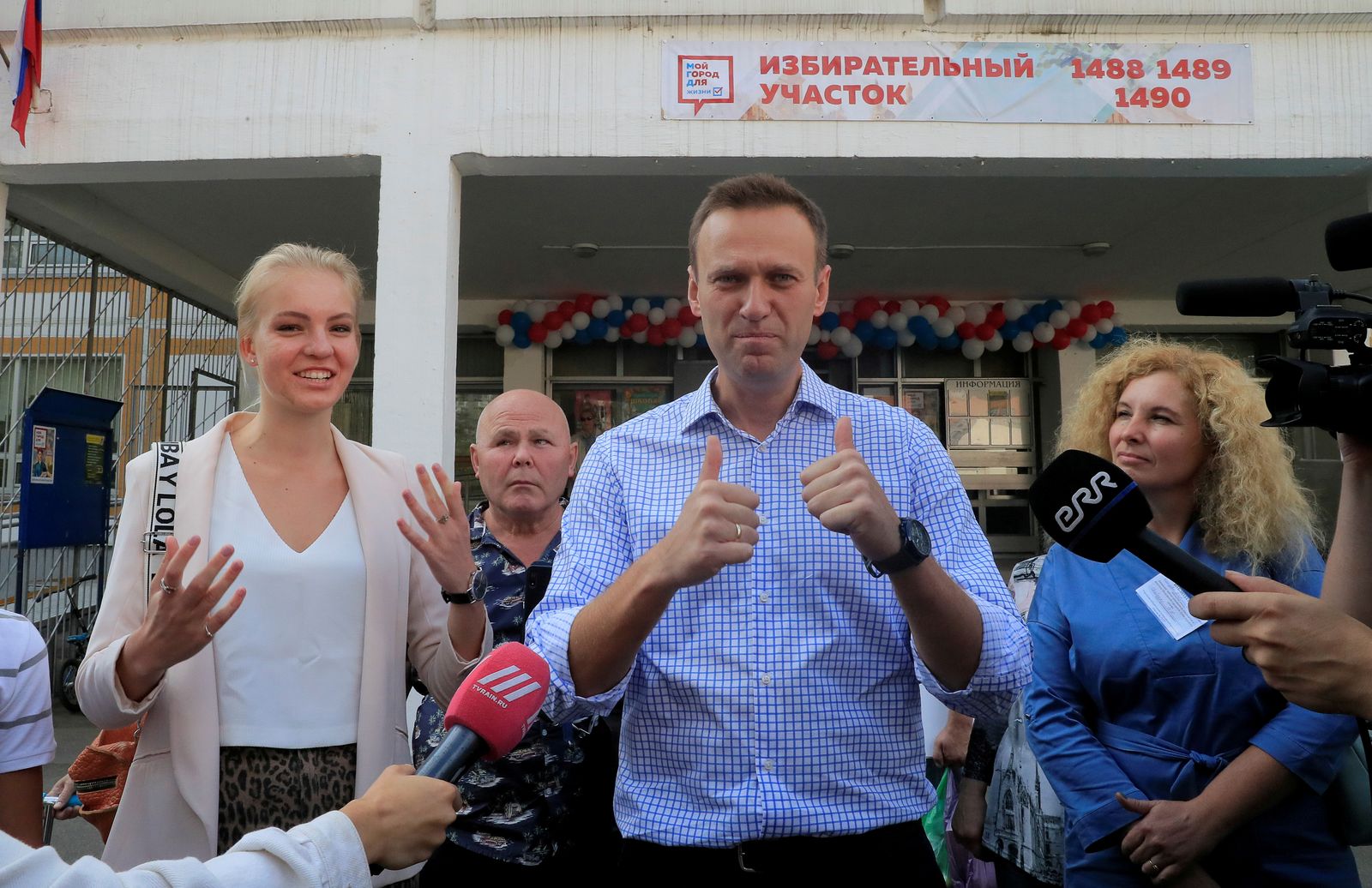 المعارض الروسي أليكسي نافالني بزور مركز اقتراع في الانتخابات المحلية في موسكو. 8 سبتمبر 2019. - REUTERS
