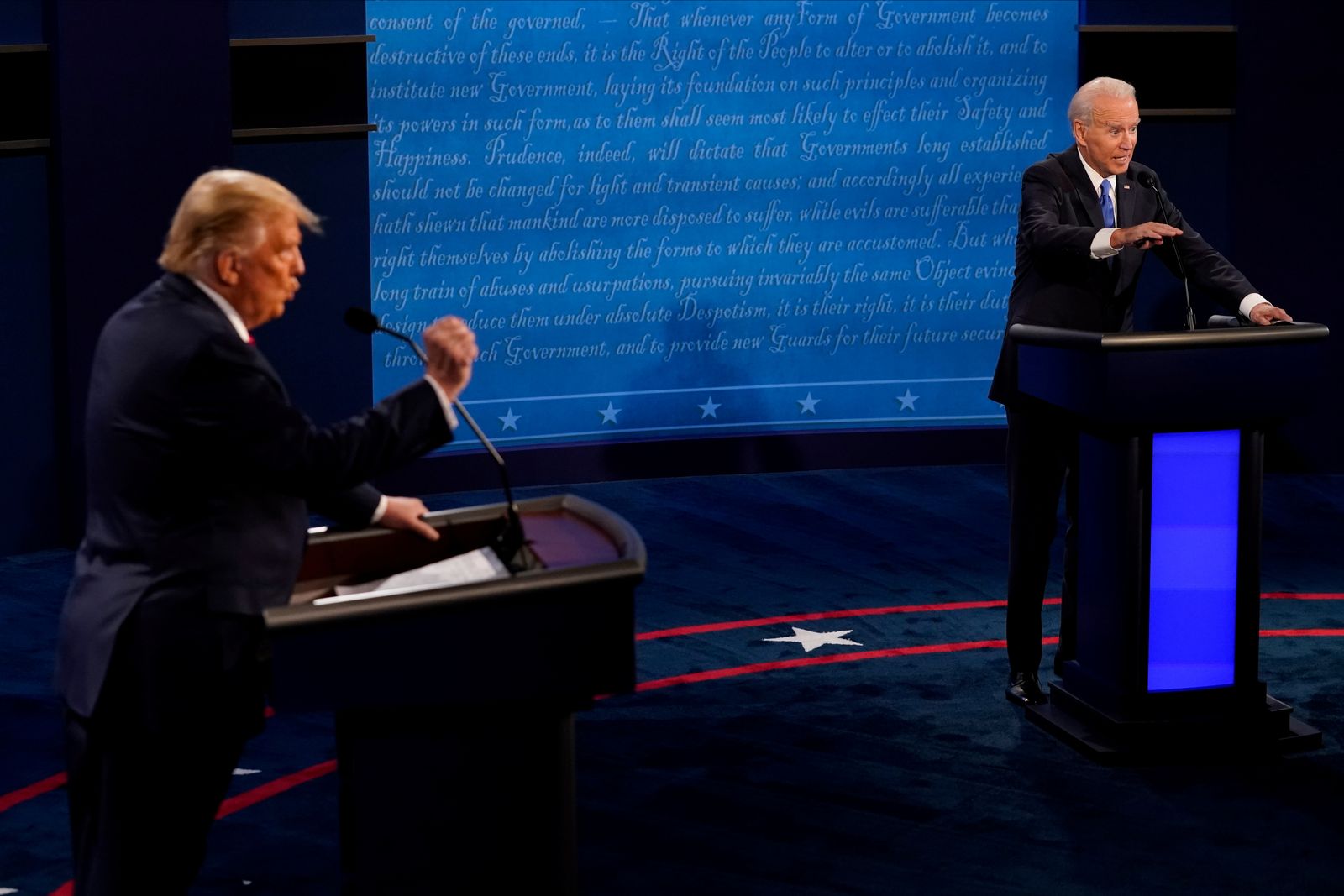 الرئيس الأميركي السابق دونالد ترمب والرئيس جو بايدن أثناء مناظرتهما الانتخابية الثانية. 22 أكتوبر 2020 - REUTERS