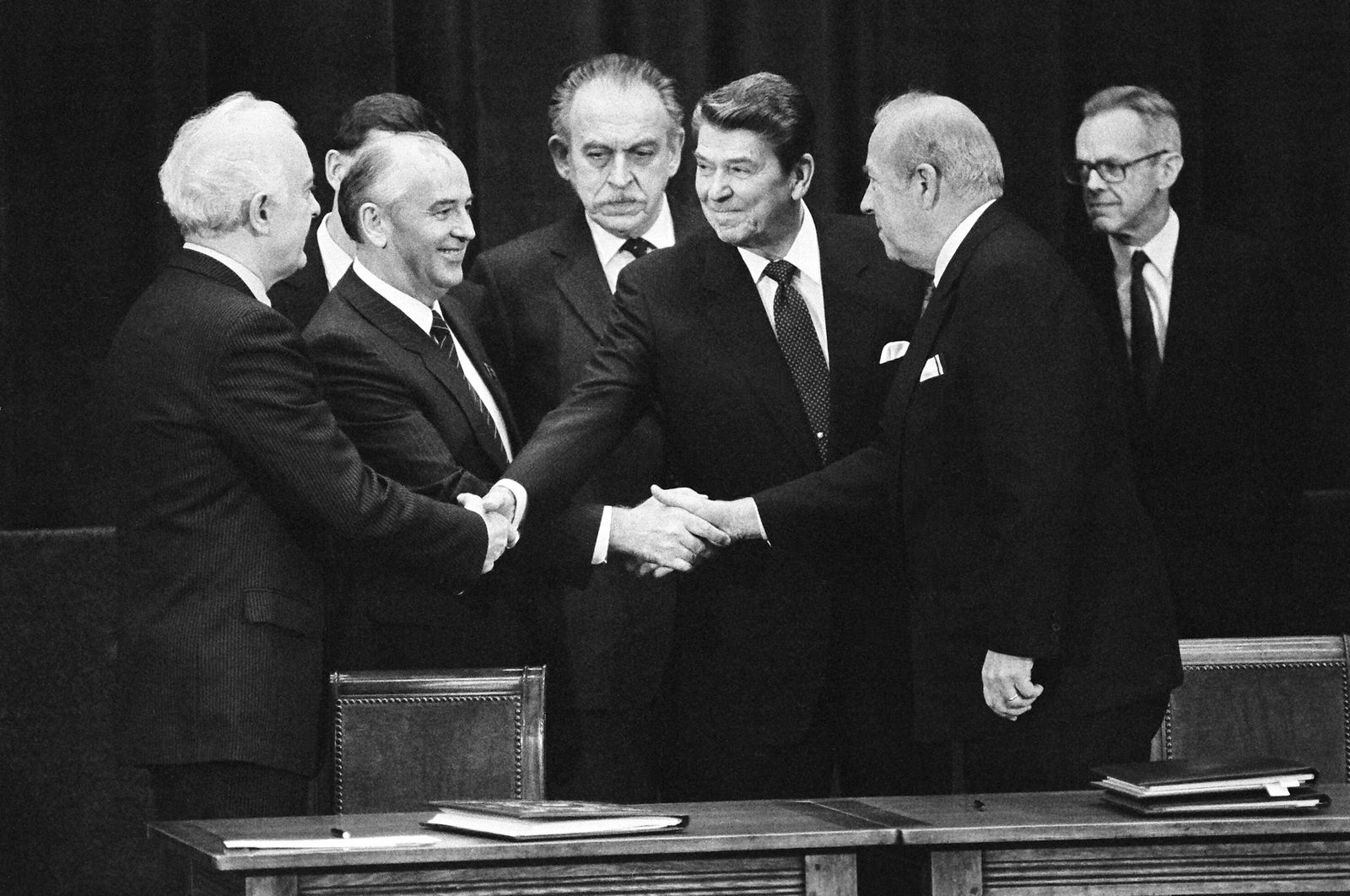 جانب من لقاء الرئيس الأميركي رونالد ريغن والزعيم السوفياتي ميخائيل غورباتشيف في جنيف.  21 نوفمبر 1985 - REUTERS