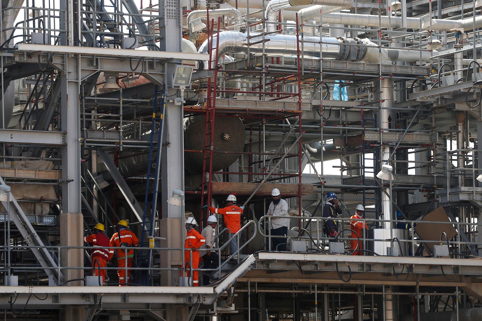 موظفوا شركة أرامكوا يعملون على إعادة بناء منشأة خريس عقب الهجوم الحوثي عليها - 12 أكتوبر 2019 - REUTERS