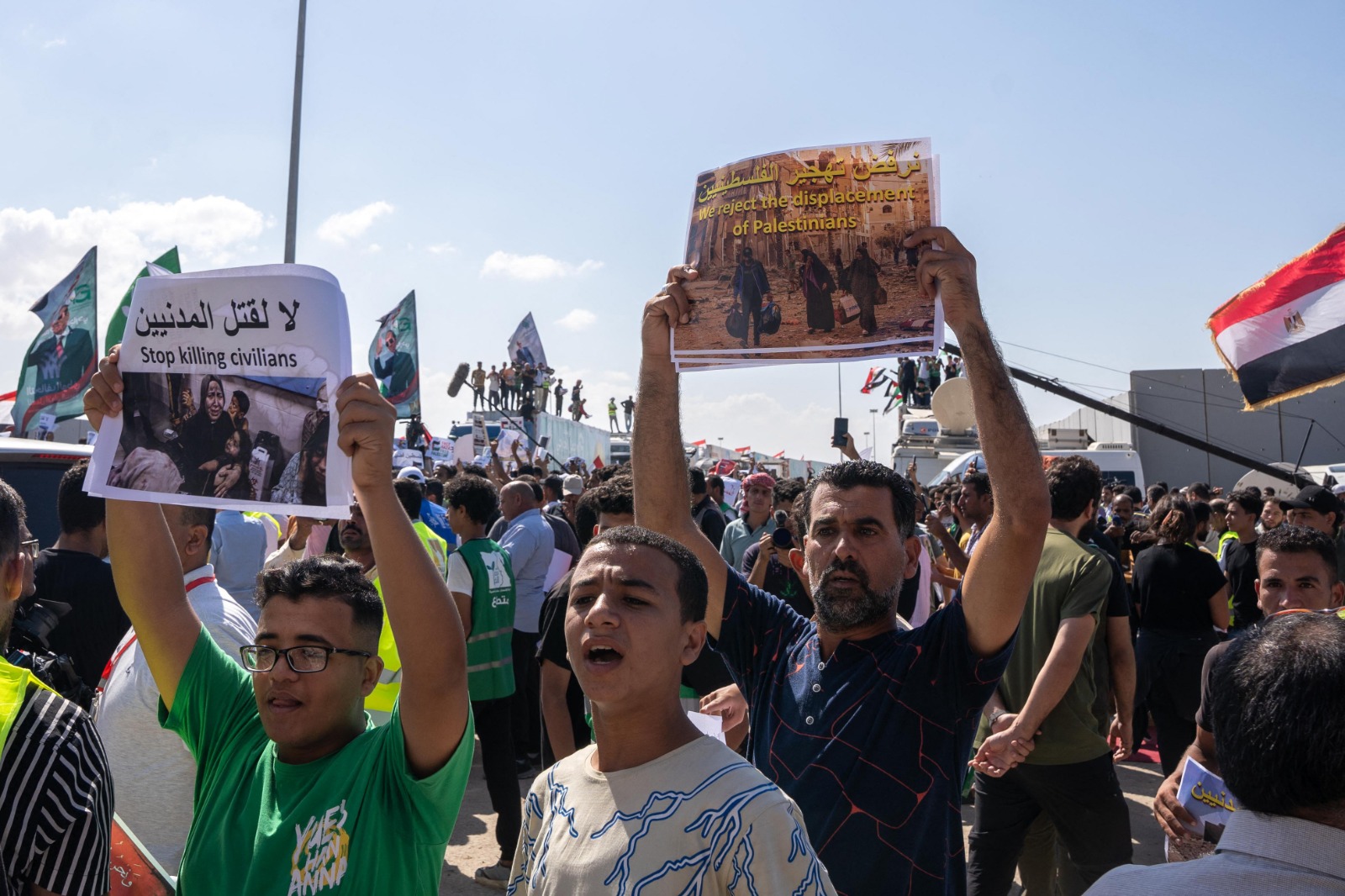 مسيرة مؤيدة لفلسطين خلال كلمة للأمين العام للأمم المتحدة أنطونيو جوتيريش أمام معبر رفح الحدودي من الجانب المصري. 20 أكتوبر 2023