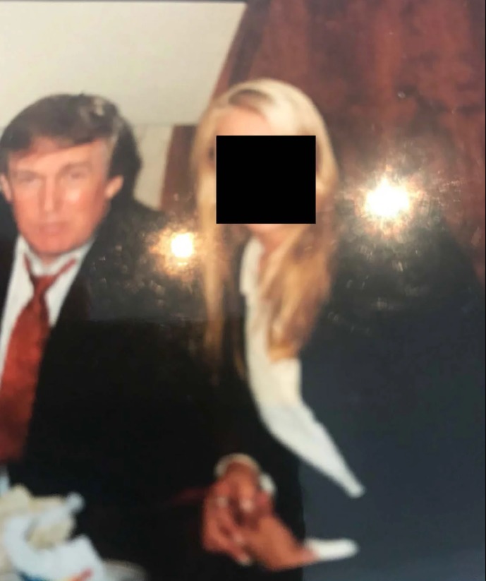 صورة نشرها الديمقراطيون في لجنة الرقابة بمجلس النواب الأميركي للرئيس دونالد ترمب بزعم أنها داخل ممتلكات جيفري إبستين