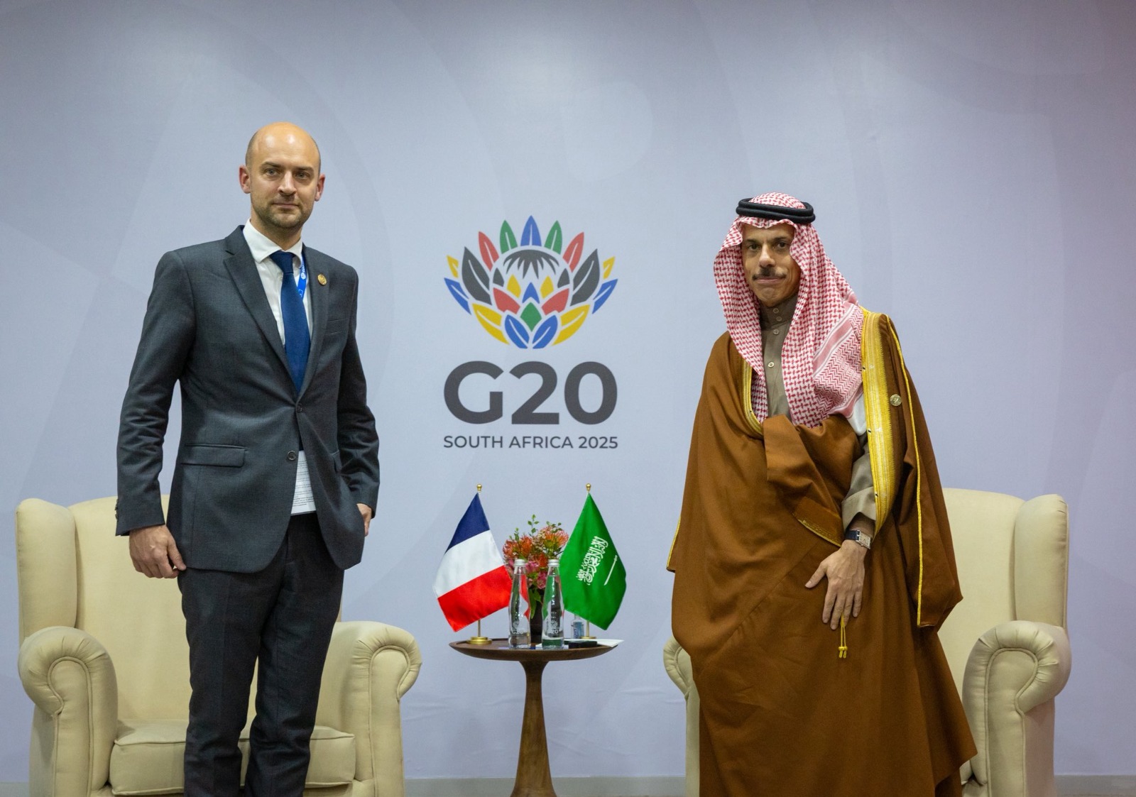 وزير الخارجية السعودي الأمير فيصل بن فرحان يلتقي نظيره الفرنسي جان نويل بارو على هامش اجتماع قمة قادة دول مجموعة العشرين في جوهانسبرج بجنوب إفريقيا. 22 نوفمبر 2025