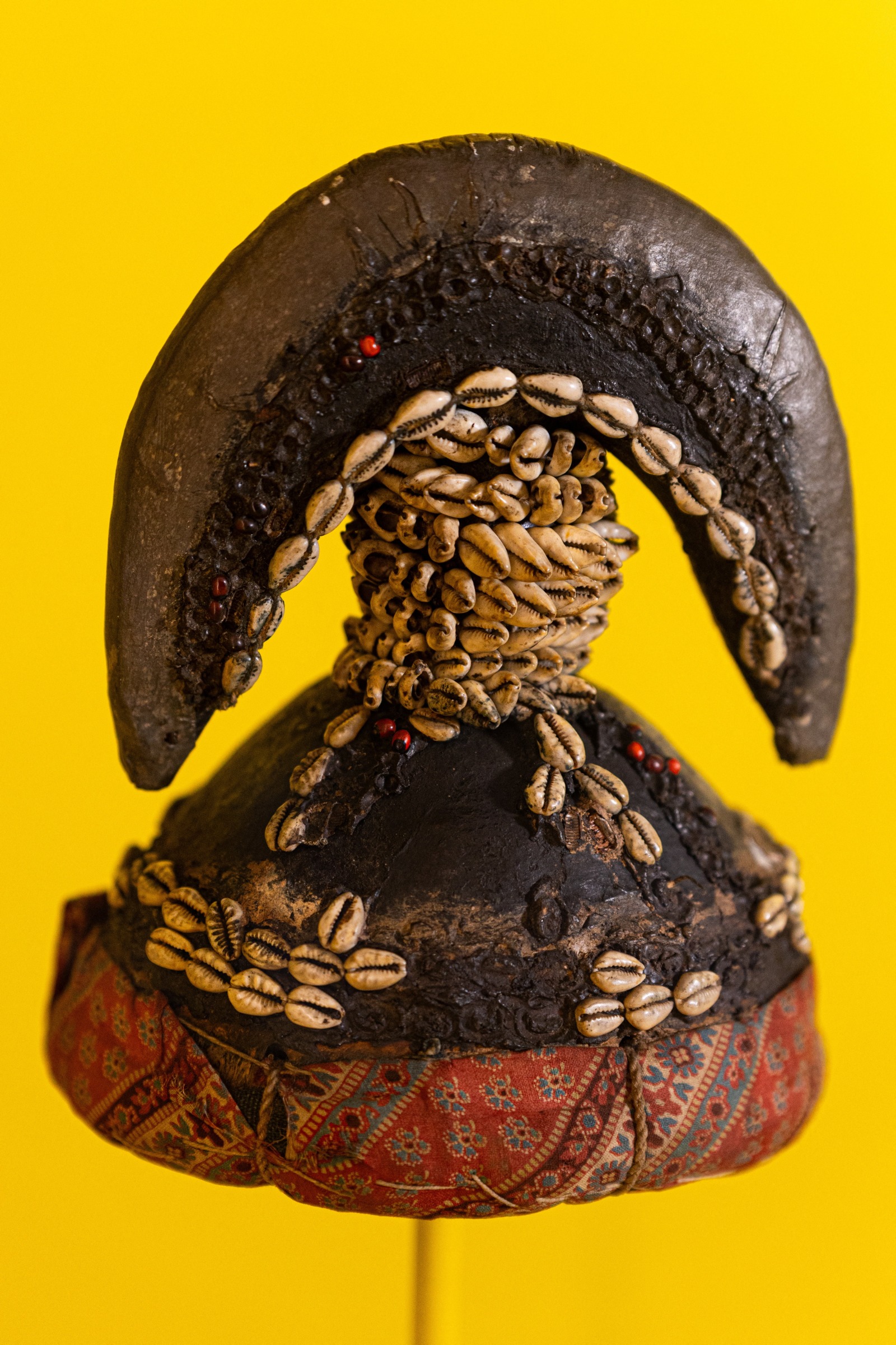 صورة لغطاء رأس مرصع بأصداف الكاوري خلال معرض الآثار الإفريقية في متحف مانشستر في بريطانيا- 15 ديسمبر 2025